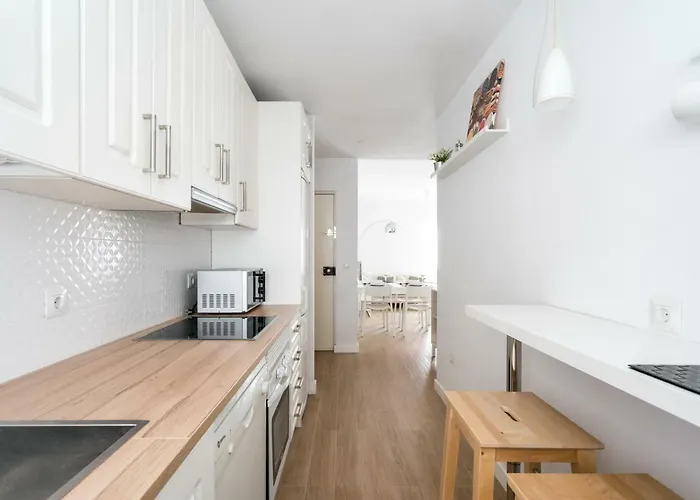 Triana 3 Bedrooms & 2 Bath Parking Included * 세비야