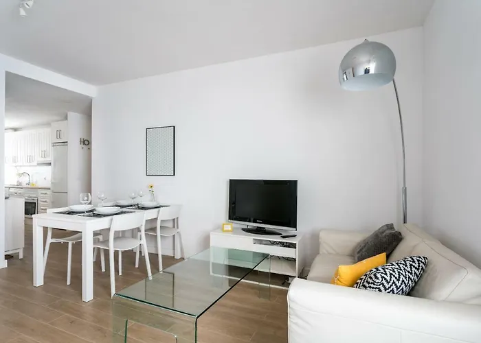 Triana 3 Bedrooms & 2 Bath Parking Included * 세비야