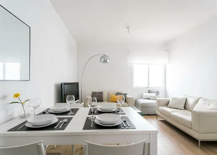 Triana 3 Bedrooms & 2 Bath Parking Included 세비야