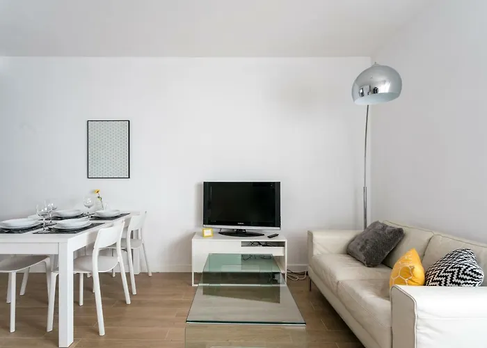 Triana 3 Bedrooms & 2 Bath Parking Included * 세비야