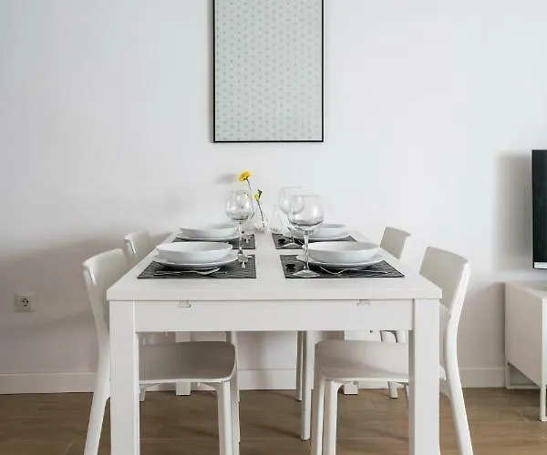 Triana 3 Bedrooms & 2 Bath Parking Included 세비야