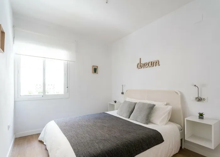 Triana 3 Bedrooms & 2 Bath Parking Included * 세비야