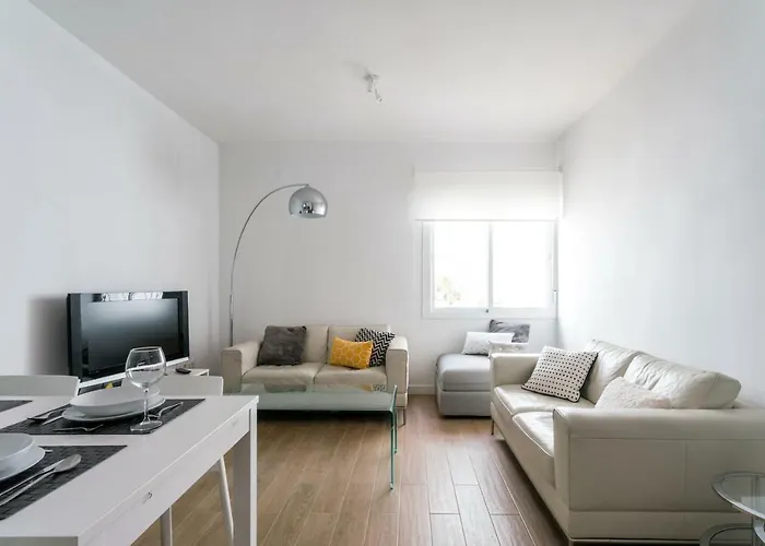 Triana 3 Bedrooms & 2 Bath Parking Included * 세비야